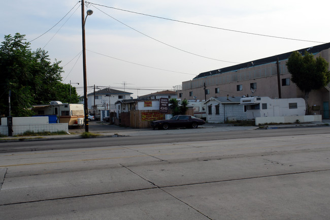 4345 W Rosecrans Ave in Hawthorne, CA - Building Photo - Building Photo