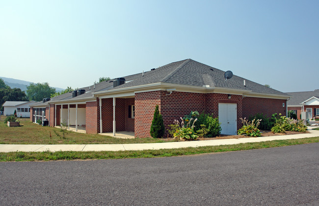 Maplegrove Estate in Smithsburg, MD - Foto de edificio - Building Photo