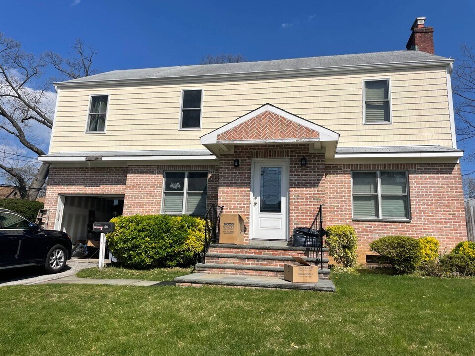 28 Purdue Rd in Glen Cove, NY - Building Photo