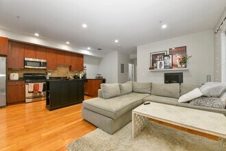 327 W Broadway in Boston, MA - Building Photo - Building Photo