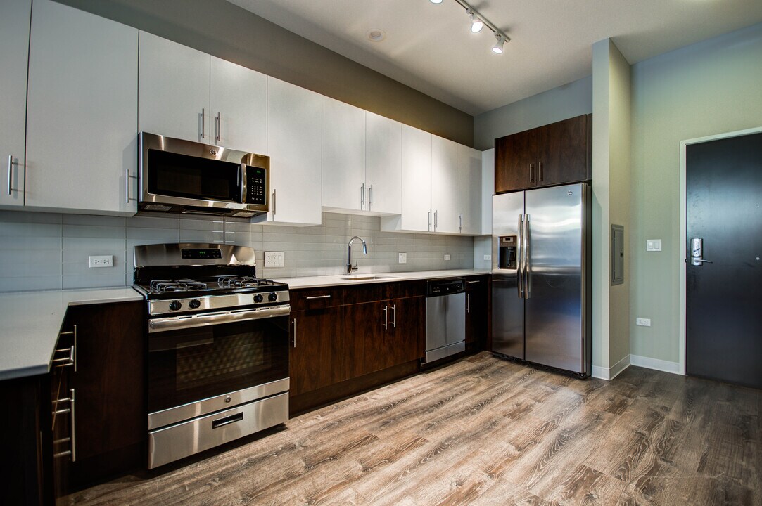 833 W Grand Ave, Unit 403 in Chicago, IL - Building Photo