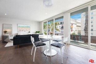 1425 N Crescent Heights Blvd in West Hollywood, CA - Building Photo