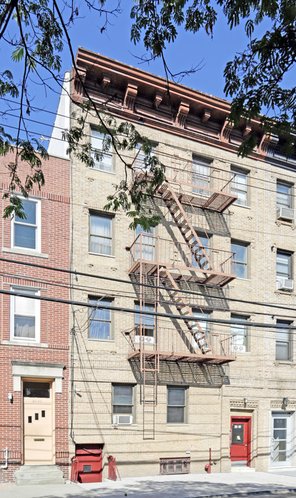 25-18 18th St in Long Island City, NY - Building Photo