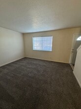 1057 Lookingglass Rd in Roseburg, OR - Building Photo - Building Photo