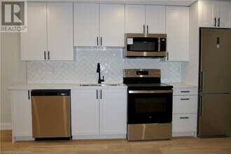 588 Barton St E in Hamilton, ON - Building Photo - Building Photo