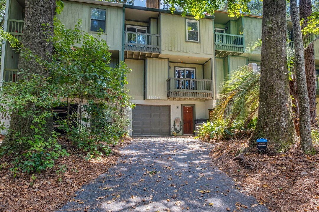 1200 Cross Creek Way in Tallahassee, FL - Building Photo
