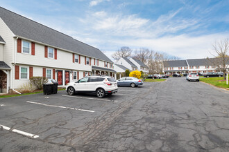 Stonecleave Village in Methuen, MA - Foto de edificio - Building Photo