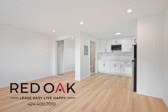 8555 Independence Ave in Los Angeles, CA - Building Photo - Building Photo