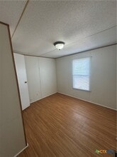 1111 Olmos Rd in Seguin, TX - Foto de edificio - Building Photo