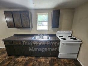 320 W 8th St in Ada, OK - Building Photo - Building Photo