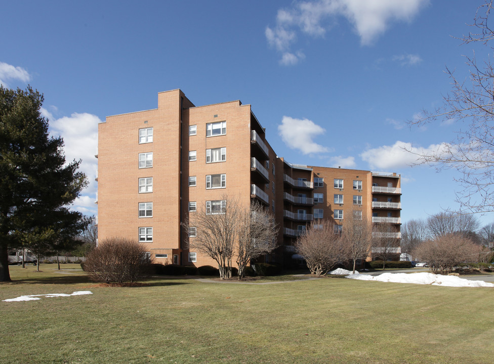 Sutton Towers in Hamden, CT - Foto de edificio