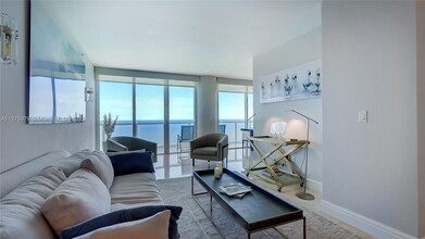 6365 Collins Ave, Unit 3802 in Miami, FL - Foto de edificio - Building Photo