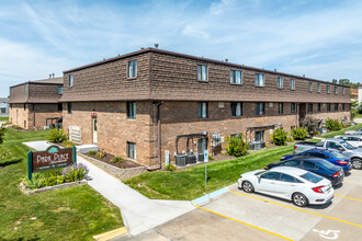 Park Place in Coralville, IA - Foto de edificio - Building Photo