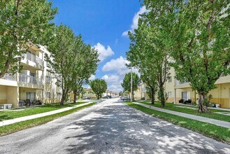 6900 NW 179th St, Unit 104-1 in Hialeah, FL - Building Photo - Building Photo