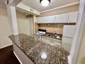 Heather House in Louisville, KY - Foto de edificio - Building Photo