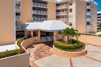 SILVER SANDS BEACH & RACQUET CLUB ONE CONDO in St Pete Beach, FL - Foto de edificio - Building Photo