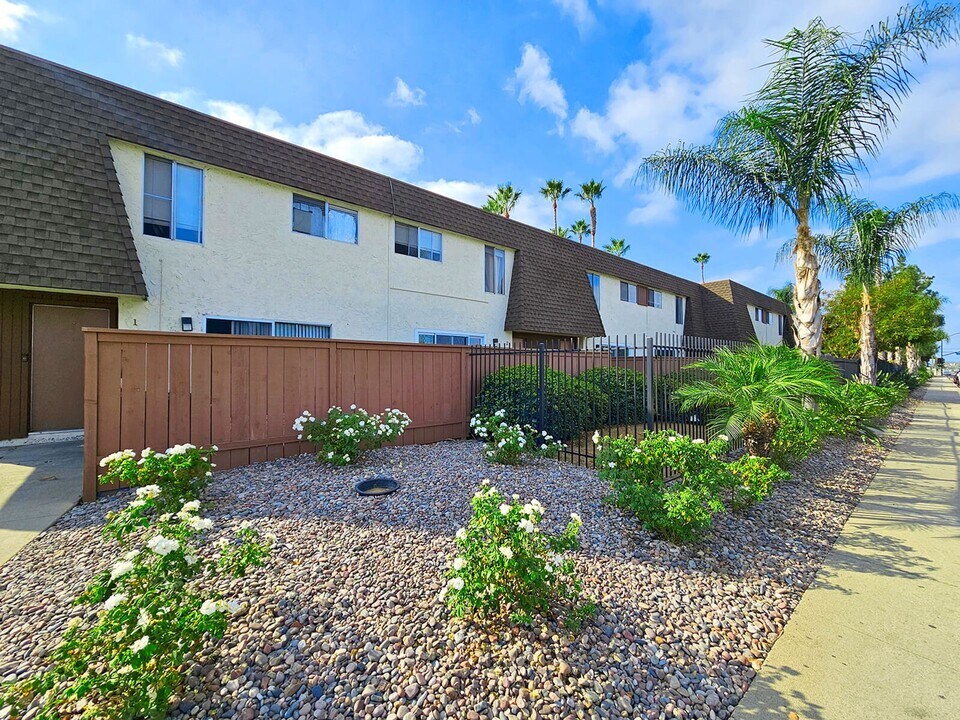 Paseo del Prado in Escondido, CA - Building Photo