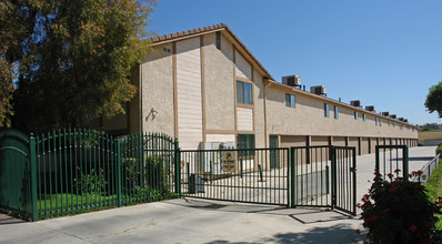 Walnut Apartments in Santa Clarita, CA - Building Photo - Building Photo