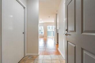 Prime location for walkable living near shops and restaurants! in Seattle, WA - Building Photo - Interior Photo