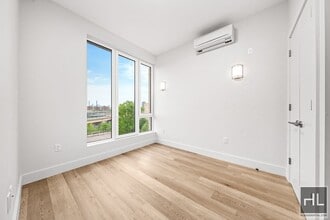 BRUCKNER BOULEVARD, Unit 504 in Bronx, NY - Foto de edificio - Building Photo