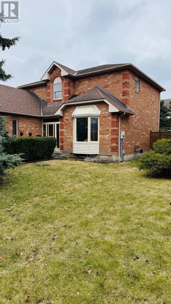 62 Irwin Dr in Whitby, ON - Building Photo - Building Photo