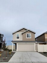 9868 W 5th Pl in Kennewick, WA - Building Photo