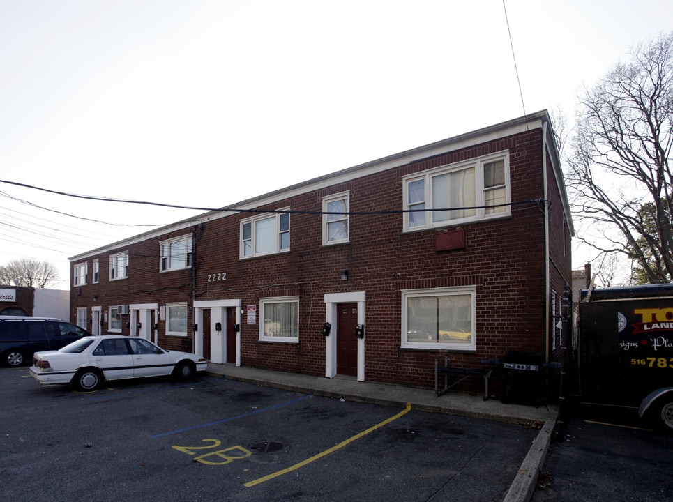 2222 Hempstead Tpke in East Meadow, NY - Foto de edificio