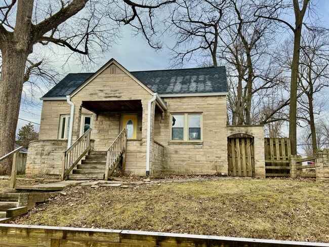 1105 N Woodburn Ave