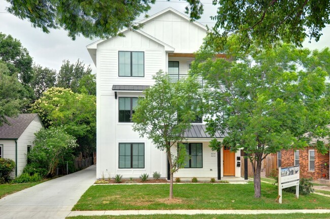 3212 McCart Ave in Fort Worth, TX - Foto de edificio - Building Photo