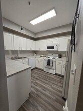 Residences at Salado in San Antonio, TX - Foto de edificio - Building Photo