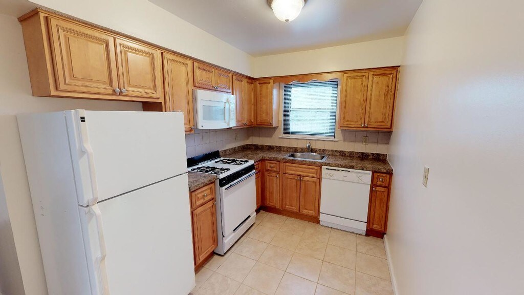 Arms Apartments Iselin, NJ Apartments