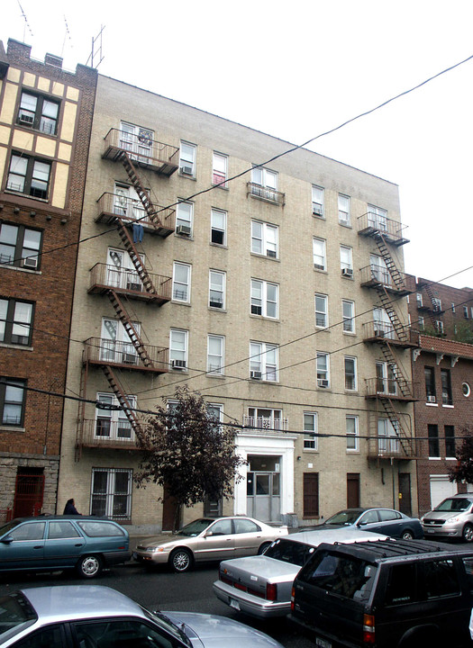 255 E 207th St in Bronx, NY - Building Photo