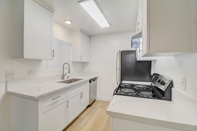 Valle at Canyon in San Diego, CA - Building Photo - Building Photo