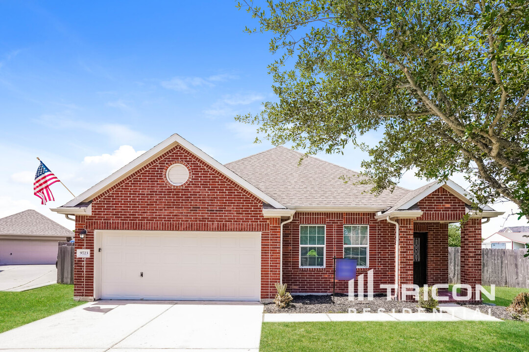 9723 Crestwood in Mont Belvieu, TX - Building Photo