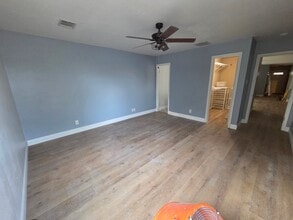 8826 Fernbrook in San Antonio, TX - Foto de edificio - Building Photo