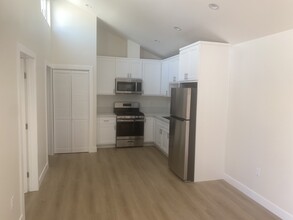 2916 E 10th St, Unit A in Long Beach, CA - Building Photo - Building Photo