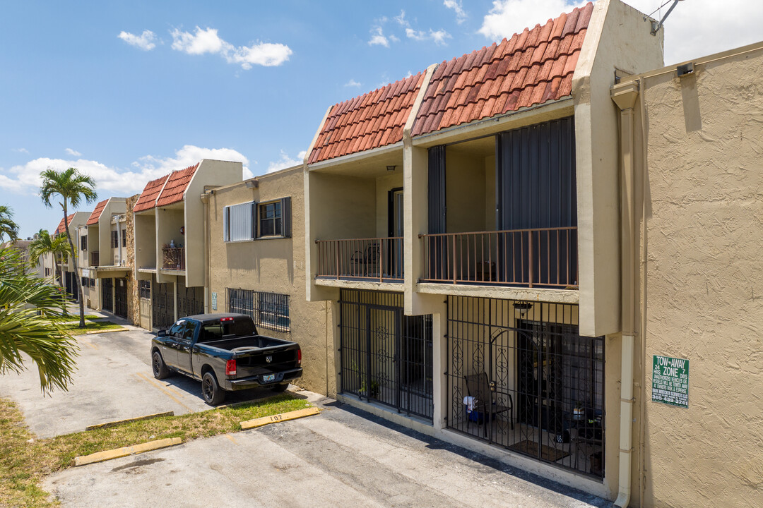 Palm Ave Gardens Condo in Hialeah, FL - Building Photo