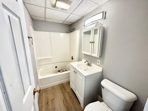 30 Spruce St, Unit 1 in Clinton, MA - Foto de edificio - Building Photo