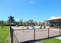 424 SW 38th Pl in Cape Coral, FL - Foto de edificio - Building Photo