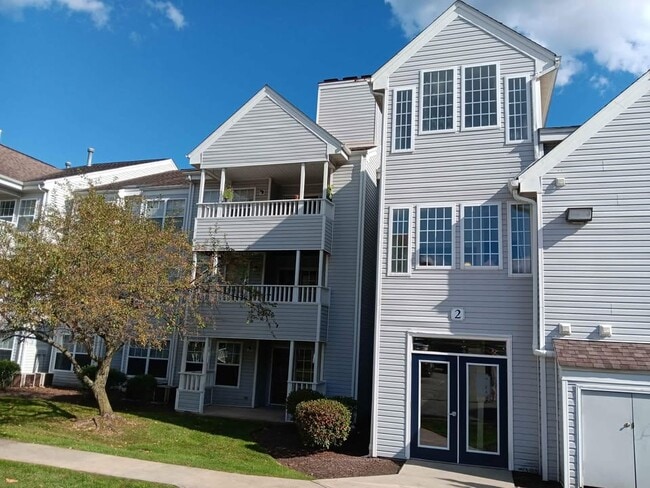2 Forest Glen Cir, Unit # 18 in Middletown, CT - Foto de edificio - Building Photo