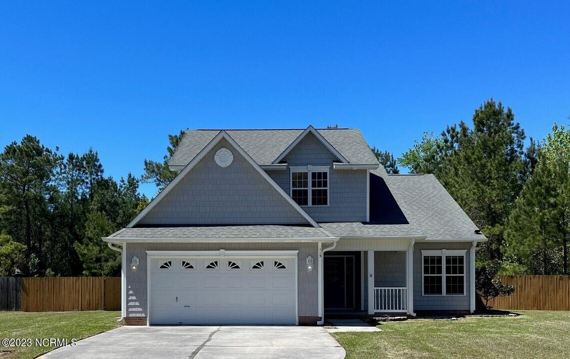 115 Navy Blue Dr in Jacksonville, NC - Building Photo