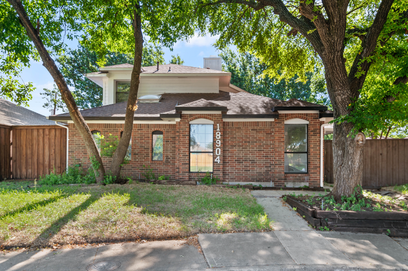 18904 Whitewater Ln in Dallas, TX - Building Photo