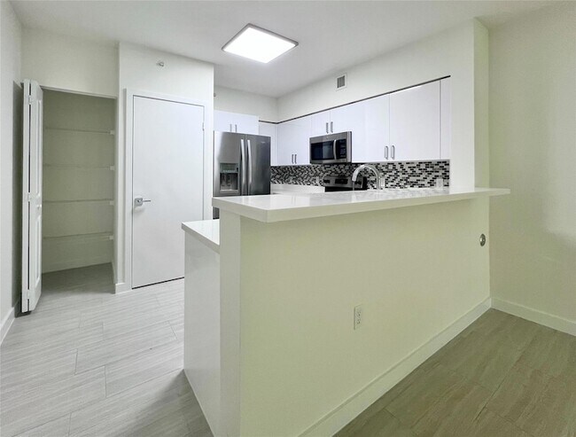 601 NE 39th St, Unit 205 in Miami, FL - Building Photo - Building Photo