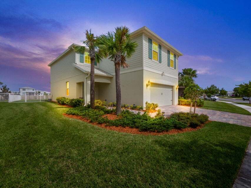 10527 SW Captiva Dr in Port St. Lucie, FL - Building Photo