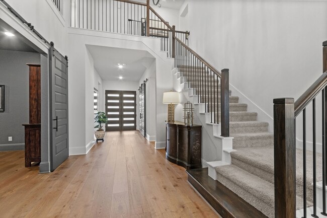 property at 902 Falcon Hollow Ln