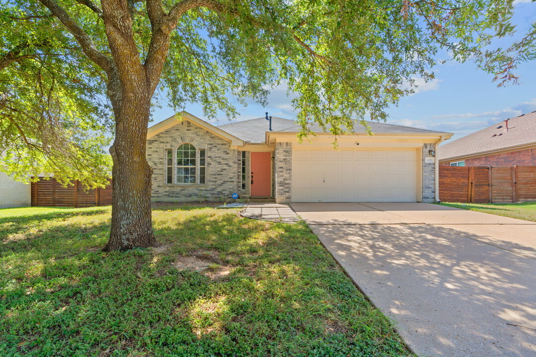 408 Honeysuckle Ln in Pflugerville, TX - Building Photo