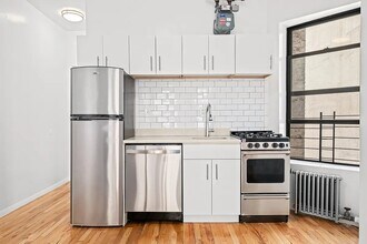 235 W 12th St, Unit 14 in New York, NY - Building Photo - Building Photo