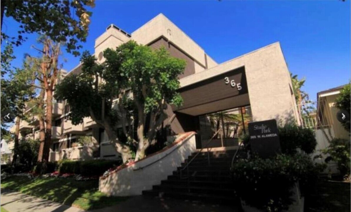 365 W Alameda Ave, Unit 204 in Burbank, CA - Building Photo