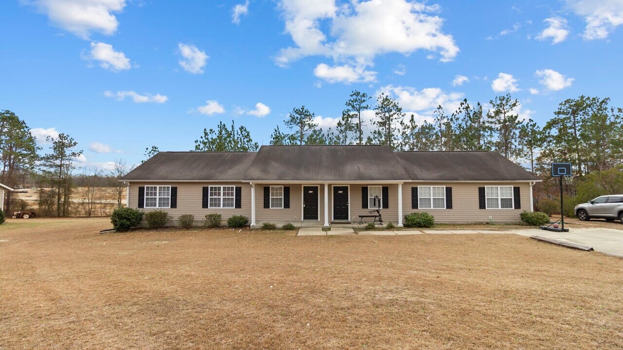 151 Glenn Brooke Ln in Raeford, NC - Building Photo