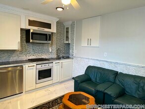 235 Savin Hill Ave, Unit B in Boston, MA - Foto de edificio - Building Photo